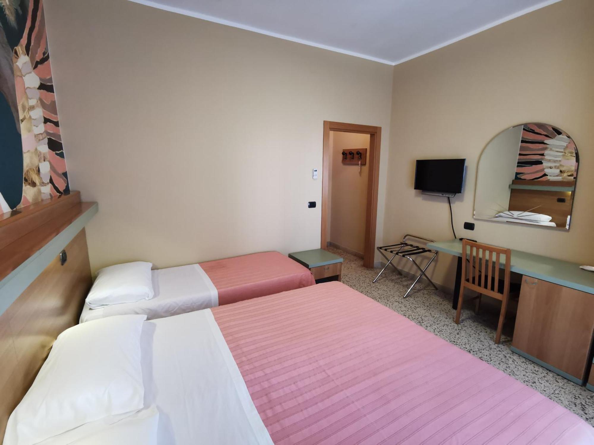 Hotel Pine Beach 로솔리나 마레 외부 사진